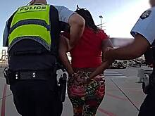 Агрессивная пассажирка самолета набросилась на стюардессу из-за замечания