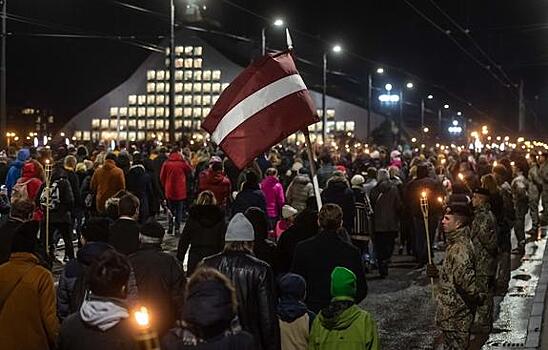 Факельное шествие и море свечей в Латвии