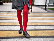 Колготки неожиданного цвета стали модными в 2024 году