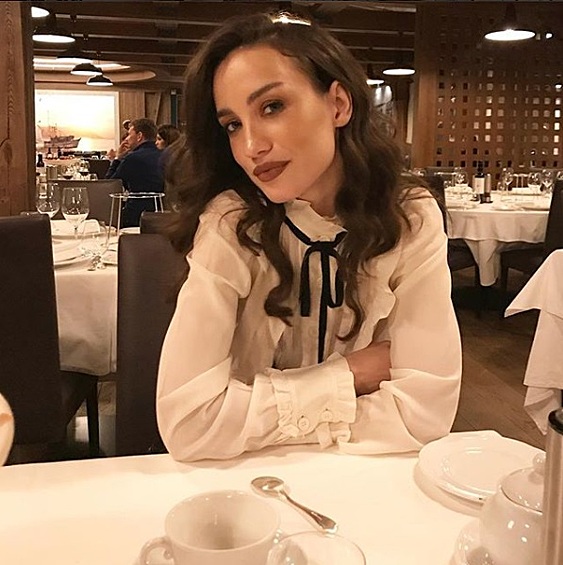 Певица Виктория Дайнеко пока так и не устроила личную жизнь после развода. Неизвестно, грустит она по этому поводу или нет, однако ясно, что сидеть сложа руки девушка не собирается. Как только Дайнеко оформила развод, тут же обратилась к подписчикам в Instagram за помощью в выборе фото в приложение для знакомств Badoo.