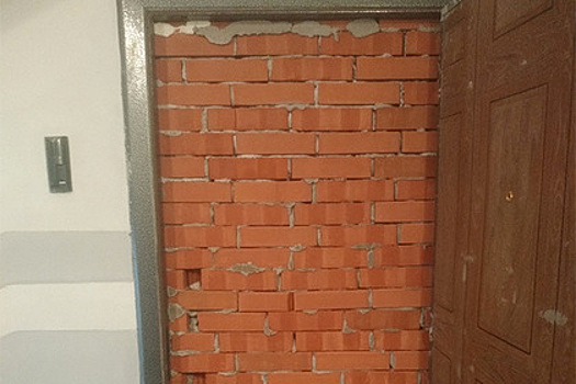 Российский бизнесмен замуровал дверь в отобранную за долги квартиру