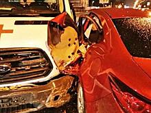 В Краснодаре выехавшая на встречку машина скорой помощи врезалась в "Мазду"