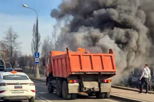 В Москве на Варшавском шоссе на видео попал загоревшийся КамАЗ