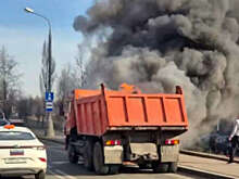 В Москве на Варшавском шоссе на видео попал загоревшийся КамАЗ