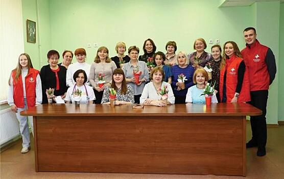 Волонтеры проекта #МЫВМЕСТЕ подарили цветы жительницам Омска