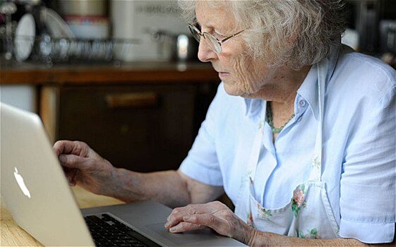 Компьютеры защитят пожилых от старческого слабоумия