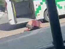 В России водитель автобуса избил пенсионера из-за неоплаченного проезда и попал на видео