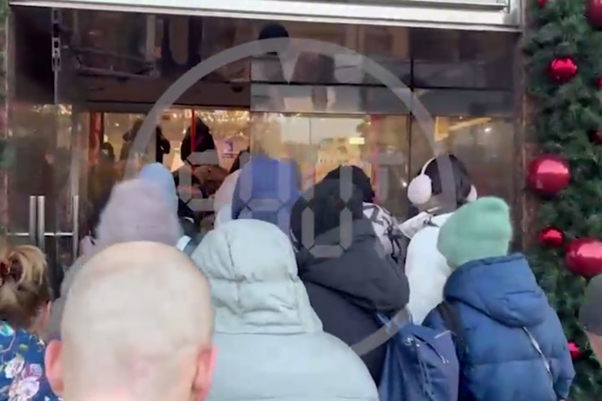 Обстановка у H&M в центре Москвы в последний день работы попала на видео