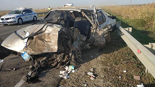 3 человека пострадали в ДТП с "КамАЗом" на трассе в Краснодарском крае