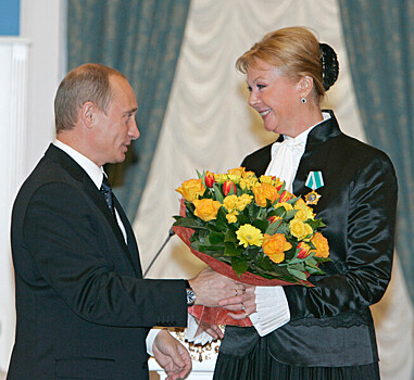 Путин поздравил с юбилеем Наталью Селезневу
