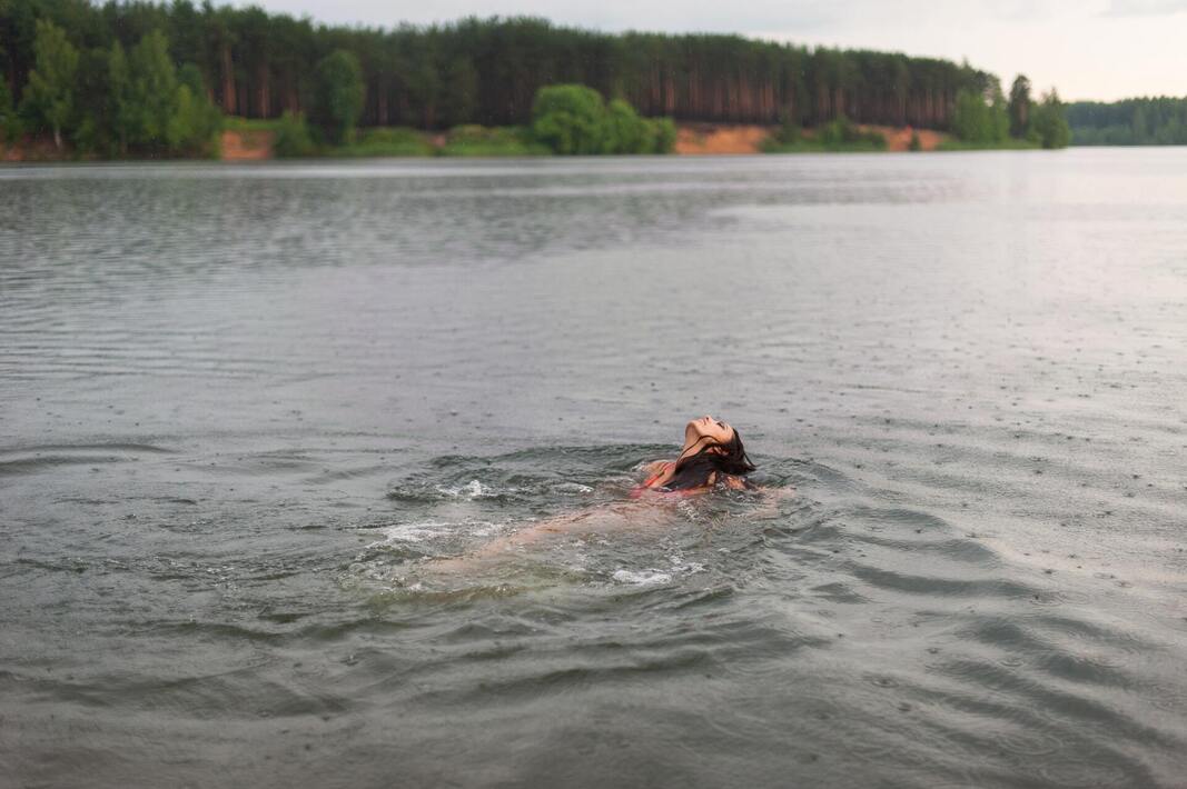 Она плавала в озере. Путяевский пруд № 1 (ВАО);. Купание. Купание в водоемах. Купание в озере.