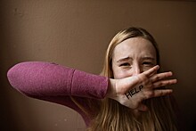 Не изображая жертву: проблему домашнего насилия во всем мире заострила пандемия