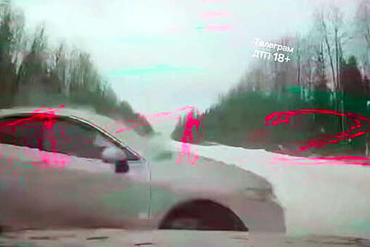 В республике Коми на видео попало, как Toyota протаранила Lada