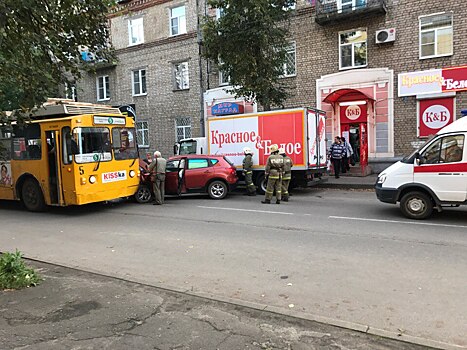 Две машины столкнулись на перекрестке в Рыбинске