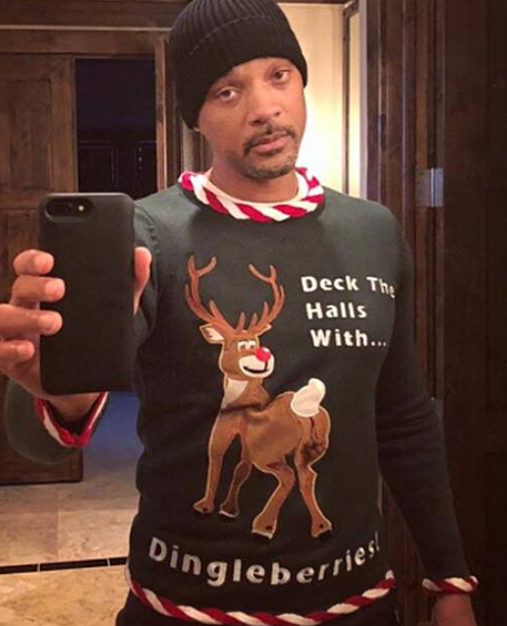 Уилл Смит. — Кто-нибудь, пожалуйста, помогите! Джада заставляет нас носить эти уродливые свитера на Рождество… Что она делает? Это уже слишком!»он пошутил в Instagram. «- И это только начало.»