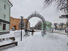 Мэр Александр Новиков: В новом сквере на улице Докучаева в Смоленске устанавливают исторические кованые арки из сада Блонье