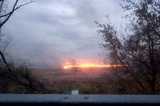 В Приморском крае на железнодорожном переезде сгорел большегруз