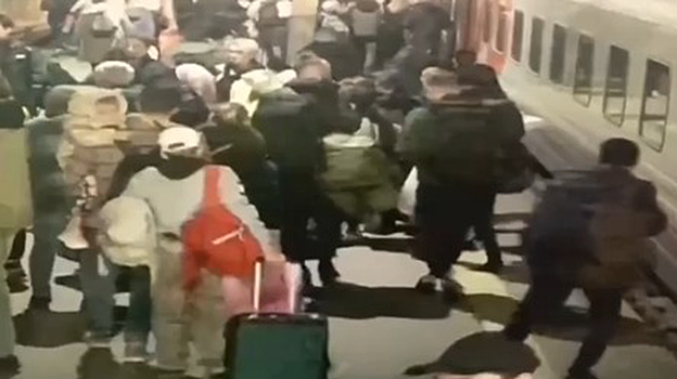 Мужчина потерял сознание и упал между вагоном и платформой на вокзале в Москве