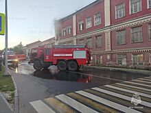 Пожарные несколько часов боролись с огнем в старинной фабрике Костромы