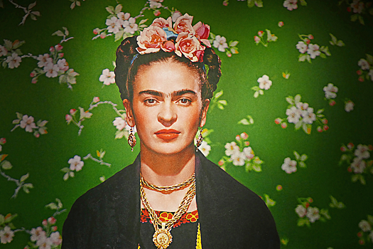 Ободок из роз, арсенал для бровей и не только: бренд косметики выпустил коллекцию макияжа ко Дню Рождения Фриды Кало