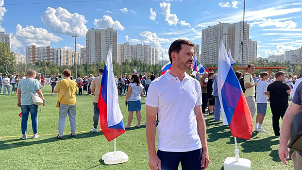 Люди выстроились в Олимпийские кольца в Москве в поддержку спортсменов из РФ