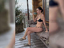 Модель Карина Истомина в купальнике искупалась в проруби после бани