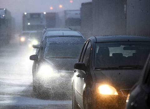 Дорогу в российском регионе закрыли из-за сильного снегопада