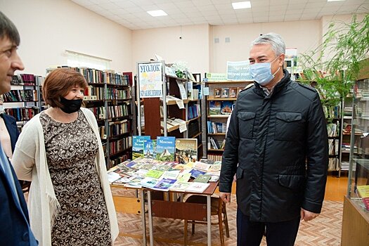 Рахим Азимов посетил районные библиотеку и центр культуры в Даровском