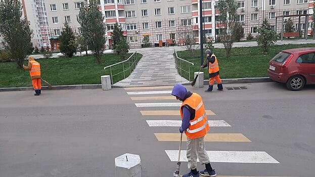 Ежедневная уборка листвы прошла в Воскресенском