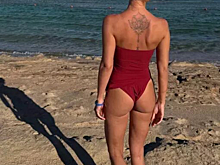 Нино Нинидзе поделилась откровенными кадрами в элегантном красном купальнике: фото