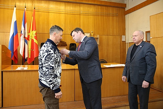 Юрий Моисеев и Андрей Иванов наградили калужских военнослужащих