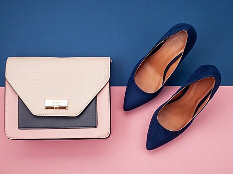 Стилист Шеди рекомендовала сочетать замшевые сумки с казаками в 2025 году