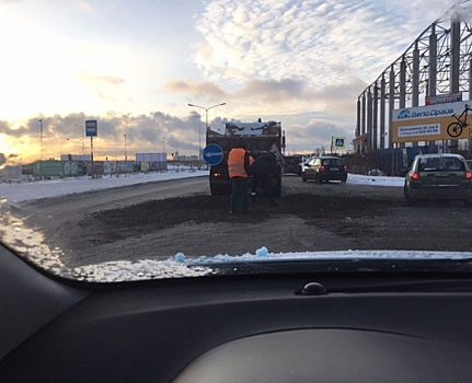 В Петербурге жители пожаловались на зимний ремонт асфальта при помощи земли