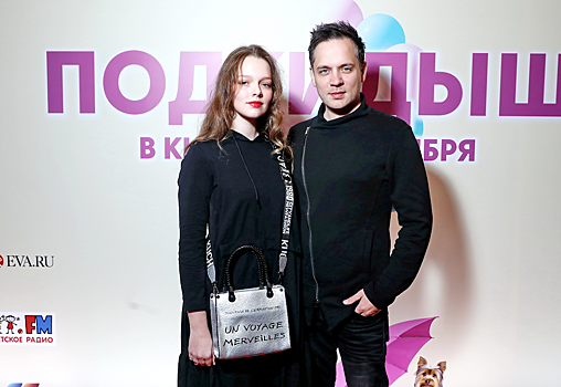 Экс-солист группы «Корни» и актер Александр Асташенок вышел в свет с подросшей дочкой