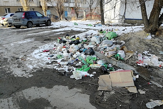 В поселке Ангарский в Волгограде свалили кучу мусора посреди дороги