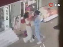 Ревнивый турист повалил возлюбленную на землю, пинал ее ногами и попал на видео