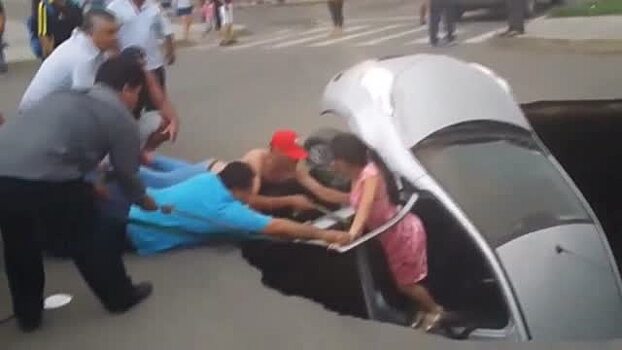 Спасение семьи из провалившейся под землю машины в Перу