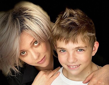 «Мои блондины»: Дмитрий Певцов показал редкие фото жены Ольги Дроздовой и подросшего сына Елисея