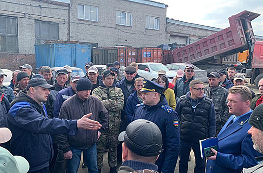 Прокуроры встретились с бастующими мусороперевозчиками в Новосибирске