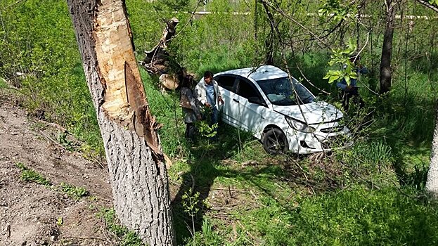 Внедорожник спровоцировал тройное ДТП на трассе близ Алматы и скрылся