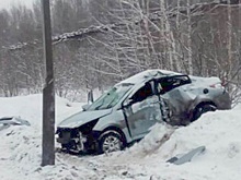 В Тобольске водитель иномарки врезался в мачту уличного освещения