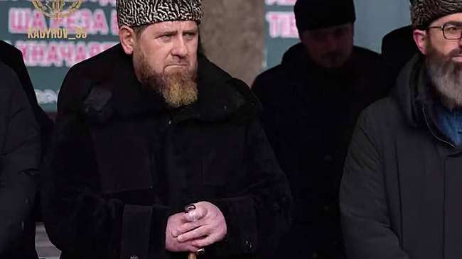 Кадыров появился на публике с тростью