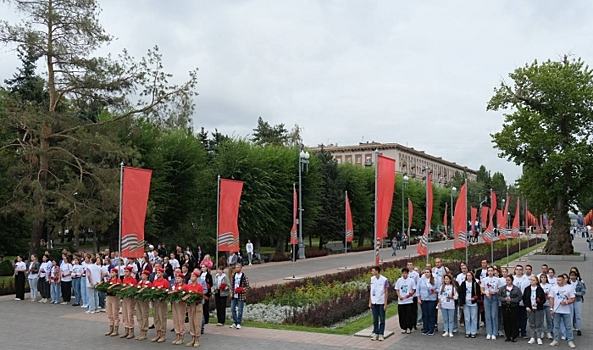 Участники фестиваля #ТриЧетыре торжественно прошли по центру Волгограда