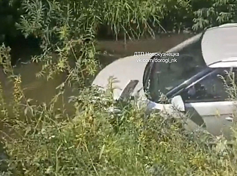 Автомобиль улетел в реку в Новокузнецке