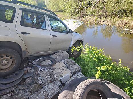 Спасатели Сарапула помогли водителю, машина которого повисла над обрывом