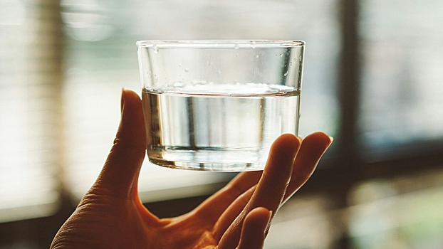 Диетолог объяснила, почему восемь стаканов воды нужно пить не всем
