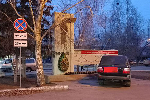 В Хакасии ищут водителя Land Cruiser, припарковавшегося на мемориале героям войны
