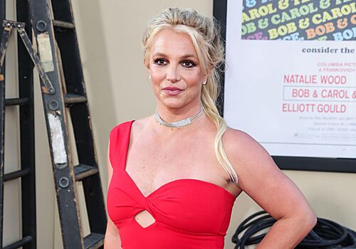 Бритни Спирс оказалась в центре скандала из-за попытки сделать селфи