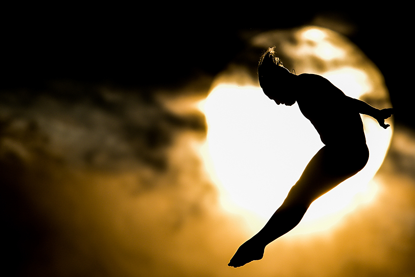 Участник соревнований по прыжкам в воду на фестивале водных видов спорта "Открытая вода" на Гребном канале в Москве