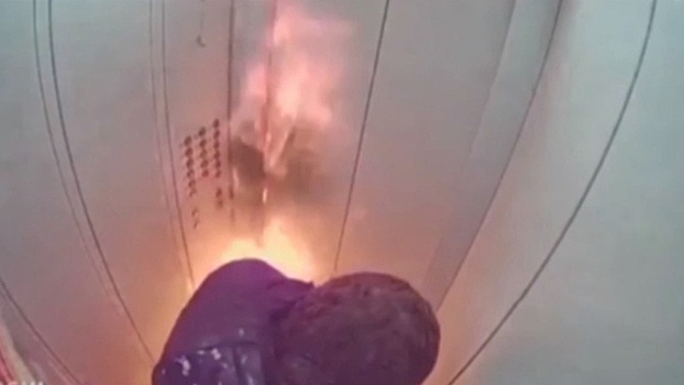 Мужчина закурил в лифте и едва не сгорел заживо в Оренбурге